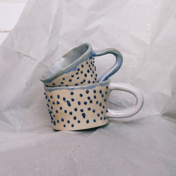 zwei Keramik Tassen mit blauen Punkten  | handgemachte Kaffeetassen mit besonderer Textur  | Unikat aus Berlin