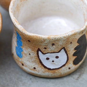 handgemachte große Keramik Tasse mit  Katze Illustration in beige | Kaffeetasse, Teetasse