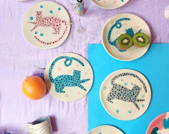 handgemachte Keramikteller mit Katzen Illustration | Set aus drei Tellern mit Zeichnung von Cheetah