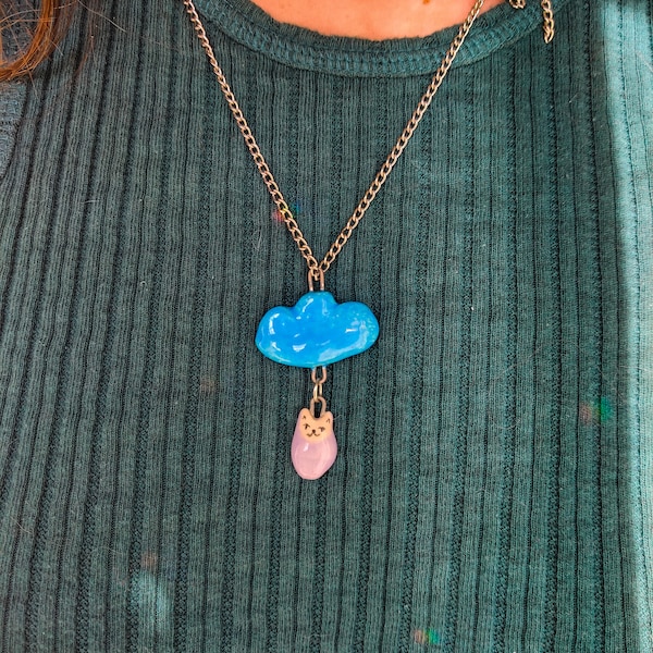 Wolke und kleine Katze Charm, Keramik Anhänger, mit versilberter Kette | Handgemacht in Berlin