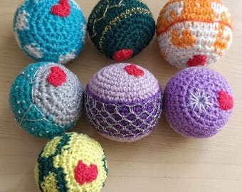 Palline talismano all'uncinetto con moneta nascosta, regalo tascabile per amici, amuleto alternativo ai cristalli per la consapevolezza, giocattolo antistress da scrivania