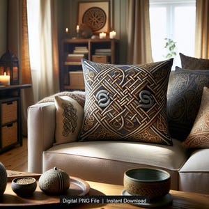 Puede incluir: Cojines decorativos con diseños de nudos celtas en tonos marrón, gris y beige. Los cojines están colocados sobre un sofá beige, creando un ambiente acogedor y atractivo. La imagen también incluye otros elementos decorativos.