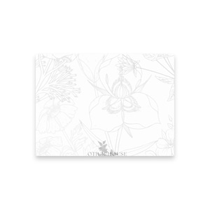 Peut inclure: Une carte rectangulaire avec un motif floral dans les tons de gris. La carte présente un motif délicat de fleurs et de feuilles, avec le texte "OTIUM HOUSE" en bas. L'esthétique générale est minimaliste et élégante.
