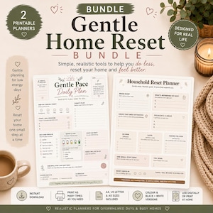 Könnte beinhalten: Ein Bundle aus zwei druckbaren Planern, dem "Gentle Home Reset Bundle". Die Planer umfassen einen Tagesplan und einen Haushalts-Reset-Planer. Das Design ist in sanften Farben mit Herzen und floralen Akzenten gehalten. Enthält A4, US Letter & A5 Größen.
