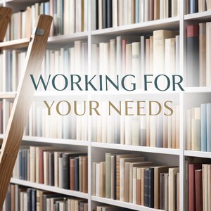 Peut inclure: Une &eacute;chelle en bois est appuy&eacute;e contre un mur d'&eacute;tag&egrave;res remplies de livres. Le texte "WORKING FOR YOUR NEEDS" est superpos&eacute; &agrave; l'image. Les livres sont de couleurs et de tailles vari&eacute;es, sugg&eacute;rant une biblioth&egrave;que ou une librairie.
