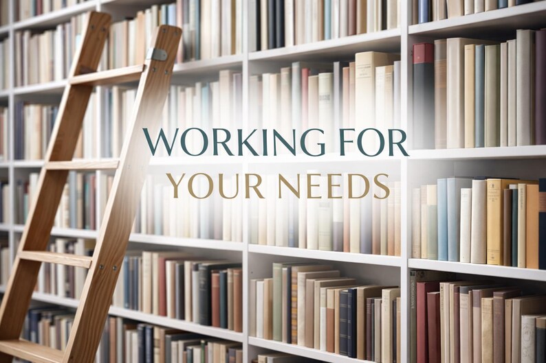 Peut inclure: Une &eacute;chelle en bois est appuy&eacute;e contre un mur d'&eacute;tag&egrave;res remplies de livres. Le texte "WORKING FOR YOUR NEEDS" est superpos&eacute; &agrave; l'image. Les livres sont de couleurs et de tailles vari&eacute;es, sugg&eacute;rant une biblioth&egrave;que ou une librairie.