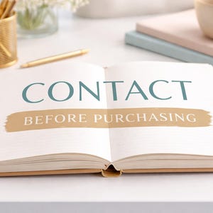 Peut inclure: Un cahier ouvert avec l'inscription "CONTACT AVANT ACHAT" en teal et or. Le cahier est pos&eacute; sur une surface blanche, avec un stylo dor&eacute;, des crayons et une tasse en arri&egrave;re-plan. D'autres articles de papeterie sont &eacute;galement visibles.