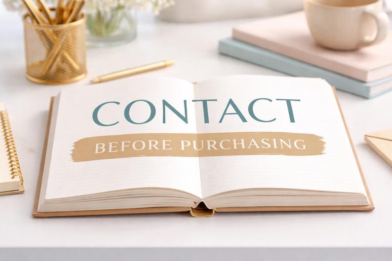 Peut inclure: Un cahier ouvert avec l'inscription "CONTACT AVANT ACHAT" en teal et or. Le cahier est pos&eacute; sur une surface blanche, avec un stylo dor&eacute;, des crayons et une tasse en arri&egrave;re-plan. D'autres articles de papeterie sont &eacute;galement visibles.
