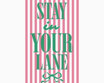Bleiben Sie in Ihrer Lane T-Shirt PNG, Preppy Pink Stripe Shirt Design, freche Koquette Sublimationsgrafik, lustige digitale Datei für niedliche Bekleidungskunst