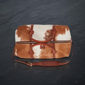 Bolsa de lona de piel de vaca hecha a mano, bolsa de fin de semana de piel con pelo marrón y blanca, equipaje de viaje con patchwork, bolsa de gimnasio de pelo de becerro auténtico