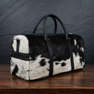 Bolsa de lona de piel de vaca hecha a mano, bolsa de fin de semana de piel con pelo en blanco y negro, equipaje de viaje con patchwork, bolsa de gimnasio de pelo de becerro auténtico