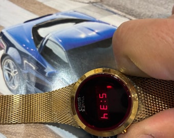 Reloj Timex SSQ LED rojo vintage para mujer, tono dorado.