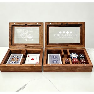 Caja de madera personalizada para cartas con tapa de cristal – Capacidad para 2 barajas + dados – Estuche para cartas grabado a medida – Regalo para jugadores de cartas