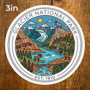 Op de afbeelding: Een ronde sticker met een diameter van 7,62 cm met een kleurrijke illustratie van Glacier National Park. Het ontwerp bevat besneeuwde bergen, een rode bus, een meer, een brug en wilde dieren zoals een beer, eland en een geit.