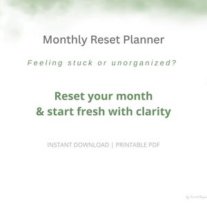 Può includere: Un planner digitale intitolato "Monthly Reset Planner" con il testo "Feeling stuck or unorganized? Reset your month & start fresh with clarity." Il design è bianco con accenti verdi e un bordo in stile acquerello. Download immediato, PDF stampabile.