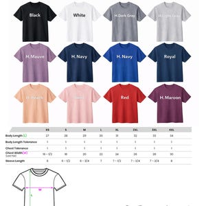Puede incluir: Una carta de colores de doce camisetas de manga corta y cuello redondo etiquetadas como Black, White, H.Dark Gray, H.Light Gray, H.Mauve, H.Navy, Royal, H.Peach, Sand, Red y H.Maroon. Incluye una tabla de tallas y un dibujo lineal de una camiseta.