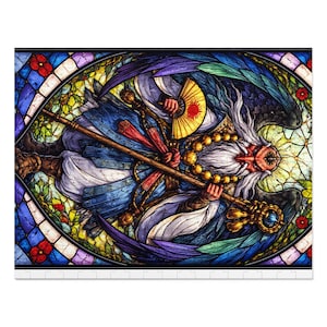 Può includere: Vetrata artistica raffigurante una figura con una lunga barba bianca, che tiene un bastone e un ventaglio. La figura indossa vesti blu e bianche, circondata da vetrate colorate con motivi floreali e geometrici.