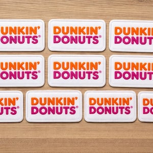Op Dunkin Donuts geïnspireerde geborduurde patch, oranjeroze koffielogo-appliqué, opstrijkbare badge