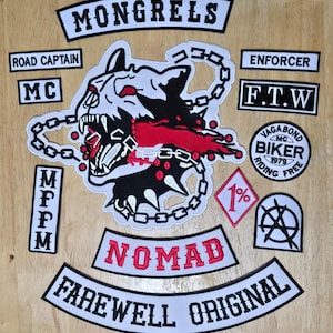 Puede incluir: Un conjunto de parches bordados con temática motera. El parche central presenta una cabeza de perro gruñendo con detalles rojos y una cadena. Otros parches incluyen las palabras "MONGRELS", "NOMAD", "FAREWELL ORIGINAL" y "ENFORCER".