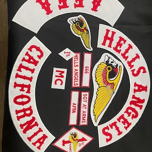 Może przedstawiać: Zestaw trzech ceramicznych kubków z nakrapianym, matowym wykończeniem. Kubki są w odcieniach kremowym, jasnoszarym i ciemnoszarym. Każdy kubek ma prosty, minimalistyczny design.