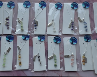 手作りのクリスタルジェムストーン製携帯チャーム。金属製の刻印入りインスピレーション溢れる名言付き！