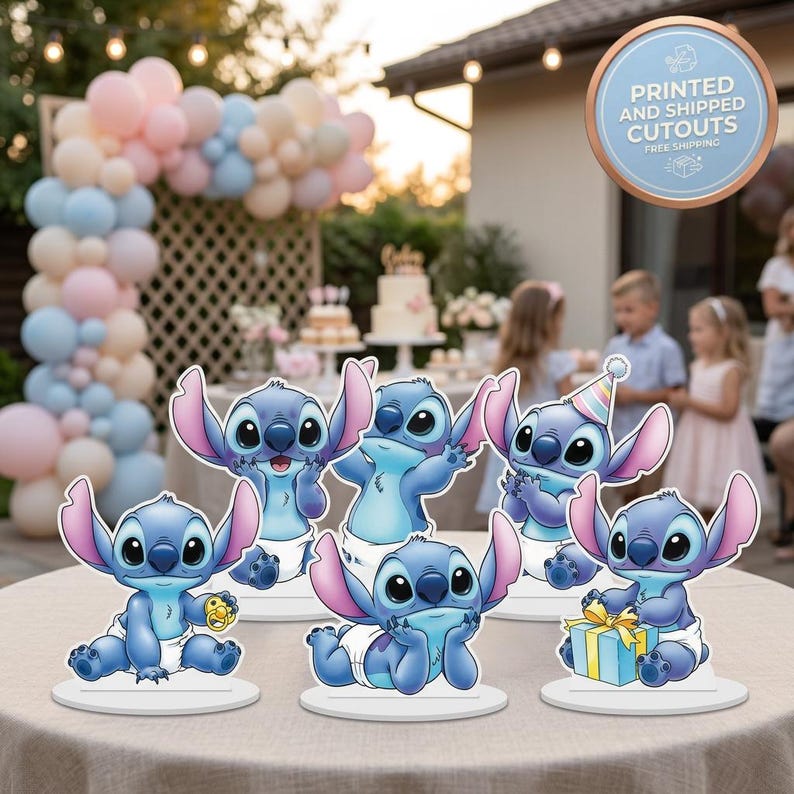 Puede incluir: Una colecci&oacute;n de recortes de personajes de dibujos animados azules con orejas grandes y pa&ntilde;ales blancos. Los recortes est&aacute;n sobre bases blancas y est&aacute;n colocados sobre una mesa. El fondo incluye un ambiente de fiesta con globos y un pastel. El texto en el letrero dice "PRINTED AND SHIPPED CUTOUTS".