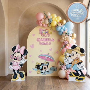 Może przedstawiać: Żółte łukowate tło z napisem Pool Party Isabella Turns 3, ozdobione girlandą balonową oraz dwiema wycinankami postaci Myszki Minnie i Myszki Miki w letnich strojach, z małą ilustracją Minnie na środkowym panelu.