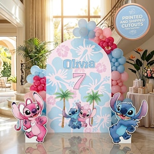 以下が含まれることがあります： ライトブルーとピンクの花柄の背景に「Olivia」の名前と数字の「7」が描かれた誕生日パーティーの装飾。 ピンクとブルーの漫画のキャラクターの切り抜きと風船が、お祝いの雰囲気を演出しています。