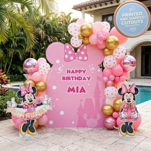 Puede incluir: Un conjunto de decoraci&oacute;n de fiesta de cumplea&ntilde;os con tem&aacute;tica de Minnie Mouse en rosa. Incluye un gran recorte rosa con el texto "Happy Birthday Mia", recortes de Minnie Mouse y un arco de globos en rosa, dorado y blanco. El letrero dice "Printed and Shipped Cutouts".