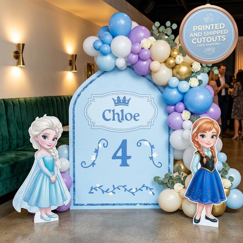 Pu&ograve; includere: Un fondale per feste azzurro con il nome "Chloe" e il numero "4" &egrave; decorato con un arco di palloncini nei toni del blu, bianco, oro e viola. Sagome di cartone di Elsa e Anna di Frozen su entrambi i lati.