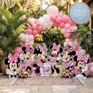 Puede incluir: Una escena de fiesta con recortes de Minnie Mouse, globos rosas y blancos, y un arco de globos. Los recortes est&aacute;n en diferentes poses. La escena incluye arreglos florales y el texto "PRINTED AND SHIPPED CUTOUTS".