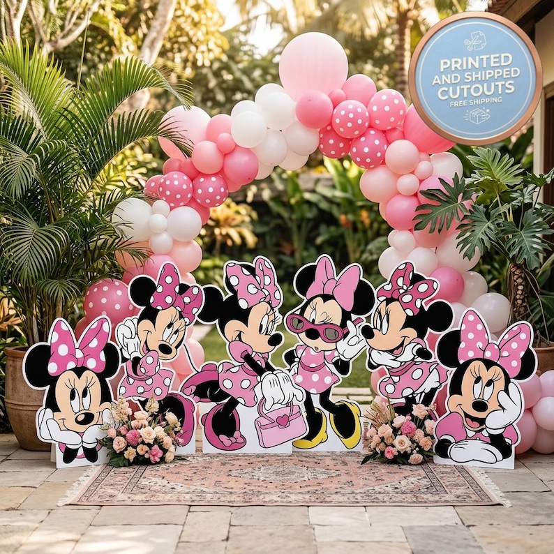 Puede incluir: Una escena de fiesta con recortes de Minnie Mouse, globos rosas y blancos, y un arco de globos. Los recortes est&aacute;n en diferentes poses. La escena incluye arreglos florales y el texto "PRINTED AND SHIPPED CUTOUTS".