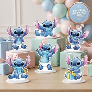 Puede incluir: Decoraciones recortadas con el personaje Stitch en varias poses, usando un pa&ntilde;al. Las figuras azules y rosas est&aacute;n sobre bases blancas, con un gorro de fiesta y una caja de regalo. El fondo incluye regalos envueltos y globos.