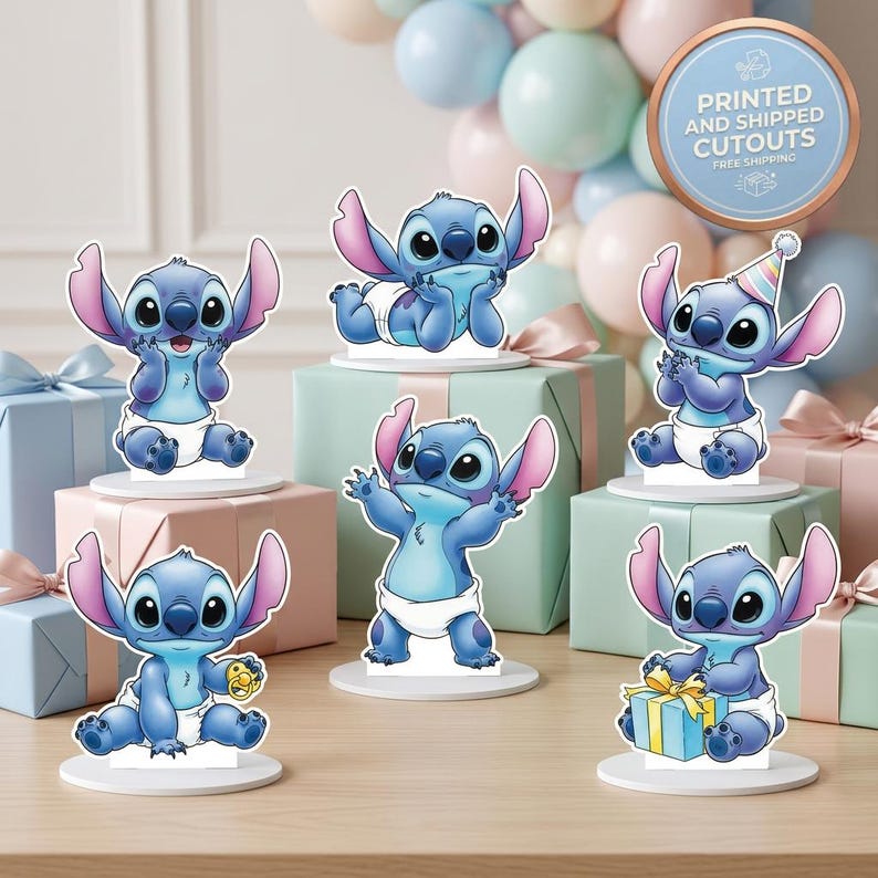 Puede incluir: Decoraciones recortadas con el personaje Stitch en varias poses, usando un pa&ntilde;al. Las figuras azules y rosas est&aacute;n sobre bases blancas, con un gorro de fiesta y una caja de regalo. El fondo incluye regalos envueltos y globos.