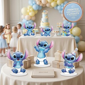 Puede incluir: Una colecci&oacute;n de recortes de personajes Stitch azules y rosas, ideal para una fiesta. Los recortes est&aacute;n dispuestos sobre una mesa con una tarta, globos y cajas de regalo. La imagen tambi&eacute;n incluye el texto "PRINTED AND SHIPPED CUTOUTS FREE SHIPPING".