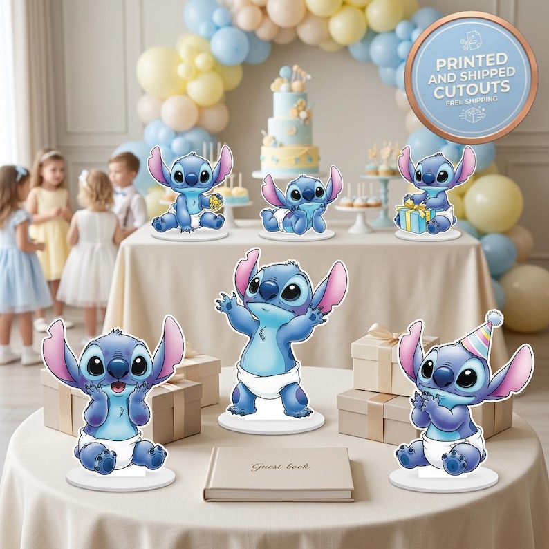 Puede incluir: Una colecci&oacute;n de recortes de personajes Stitch azules y rosas, ideal para una fiesta. Los recortes est&aacute;n dispuestos sobre una mesa con una tarta, globos y cajas de regalo. La imagen tambi&eacute;n incluye el texto "PRINTED AND SHIPPED CUTOUTS FREE SHIPPING".