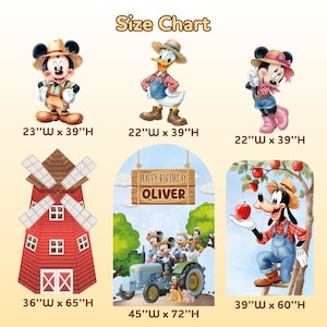 Peut inclure: Un tableau des tailles pr&eacute;sentant des personnages Disney en tenue de ferme, dont Mickey, Donald, Minnie et Dingo. Il montre un moulin rouge, une sc&egrave;ne de tracteur avec le texte 'HAPPY BIRTHDAY OLIVER' et Dingo cueillant des pommes, avec des dimensions en pouces.