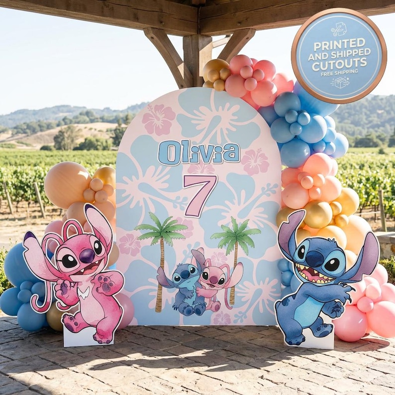 以下が含まれることがあります： トロピカルテーマの「Olivia」という名前と数字「7」が描かれた誕生日パーティーの背景。背景には漫画のキャラクターが描かれ、ピンク、ブルー、ゴールドの色合いのバルーンアーチで囲まれています。キャラクターの切り抜きも含まれています。