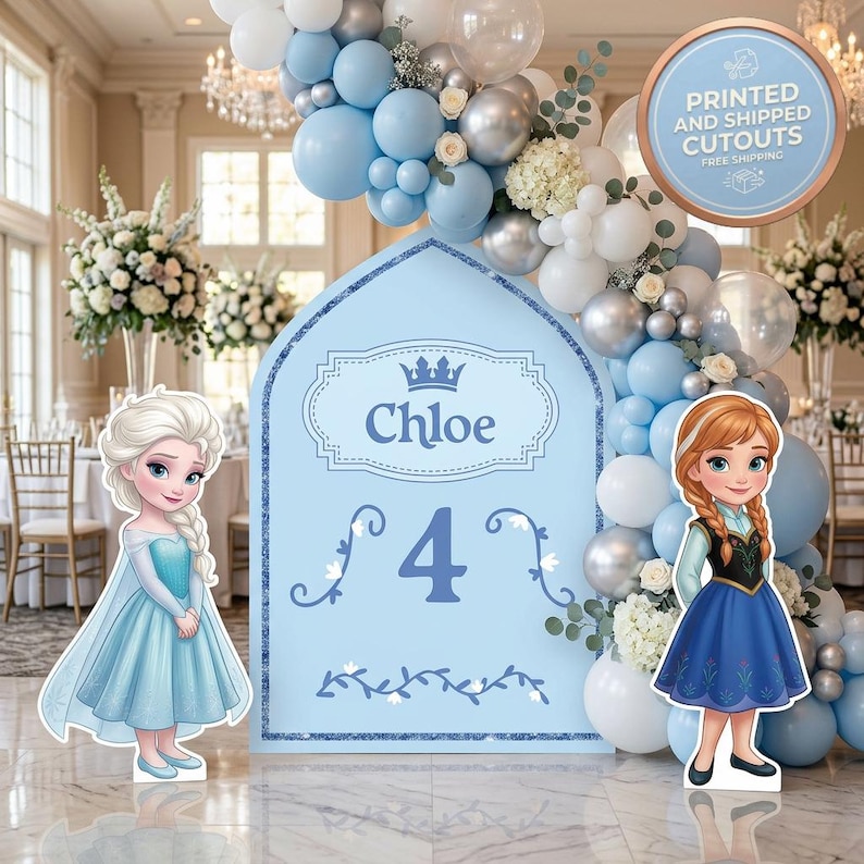 Pu&ograve; includere: Decorazione per feste azzurra con sagome di Elsa e Anna di Frozen, un cartello con il nome "Chloe" e il numero "4", e un arco di palloncini nei toni dell'azzurro, dell'argento e del bianco. Il cartello recita "Ritagli stampati e spediti".