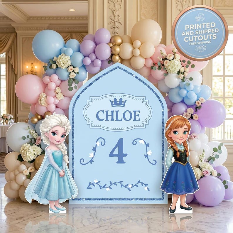 Pu&ograve; includere: Un fondale azzurro per una festa con il nome "Chloe" e il numero "4" &egrave; circondato da un arco di palloncini dai colori pastello. Sagome di cartone di personaggi dei cartoni animati si trovano su entrambi i lati.