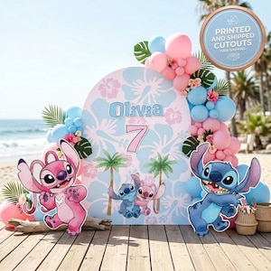 以下が含まれることがあります： スティッチとエンジェルのキャラクターが登場する誕生日パーティーの背景。薄い青とピンクの花柄のデザインで、「Olivia」という名前と「7」の数字、風船、トロピカルなアクセントが含まれています。
