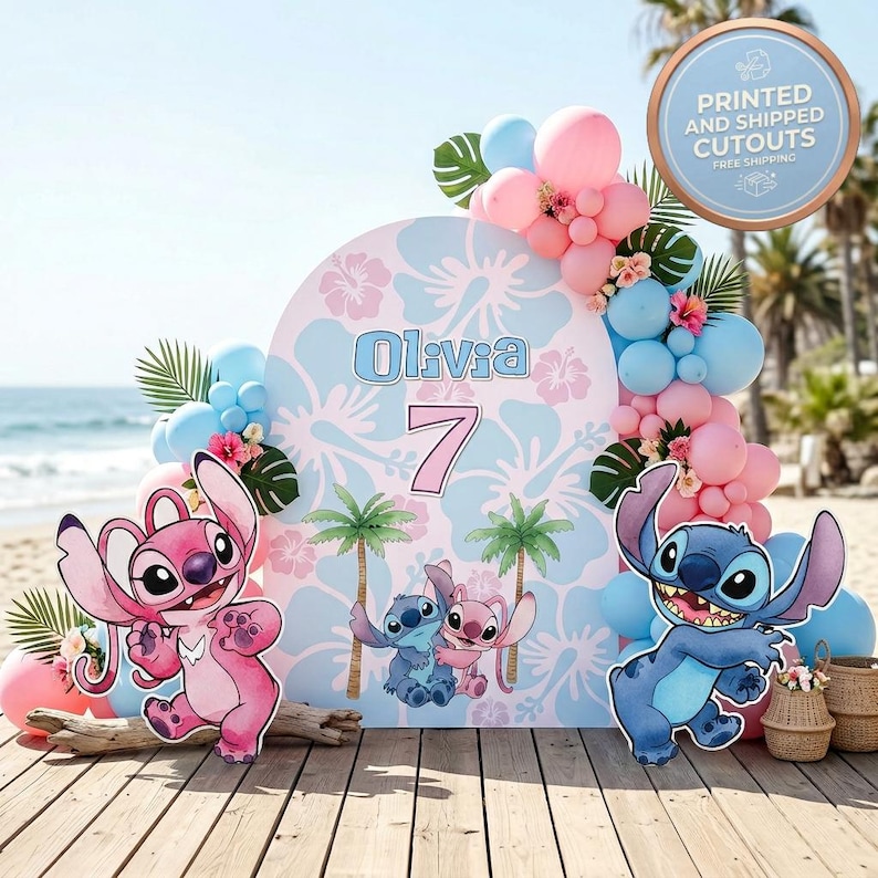 以下が含まれることがあります： スティッチとエンジェルのキャラクターが登場する誕生日パーティーの背景。薄い青とピンクの花柄のデザインで、「Olivia」という名前と「7」の数字、風船、トロピカルなアクセントが含まれています。