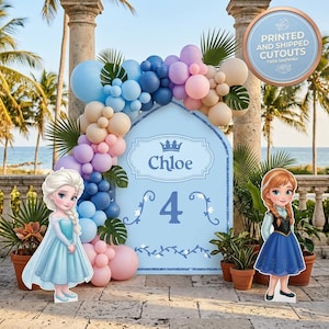 Pu&ograve; includere: Uno sfondo per feste azzurro con il nome "Chloe" e il numero "4" &egrave; decorato con un arco di palloncini blu, rosa e beige. Sagome di Elsa e Anna sono su entrambi i lati. Il cartello recita "Ritagli stampati e spediti".