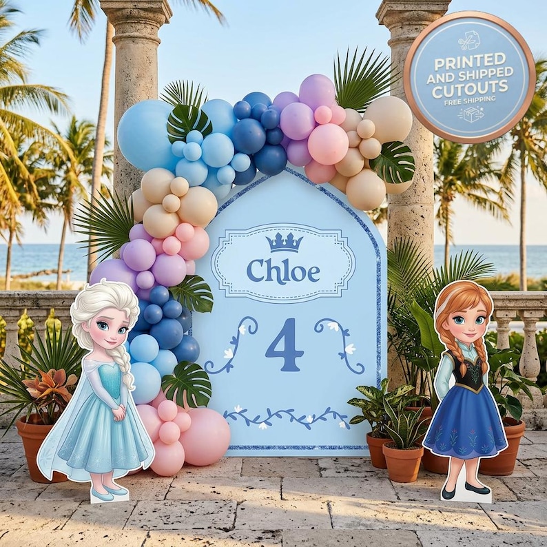 Pu&ograve; includere: Uno sfondo per feste azzurro con il nome "Chloe" e il numero "4" &egrave; decorato con un arco di palloncini blu, rosa e beige. Sagome di Elsa e Anna sono su entrambi i lati. Il cartello recita "Ritagli stampati e spediti".