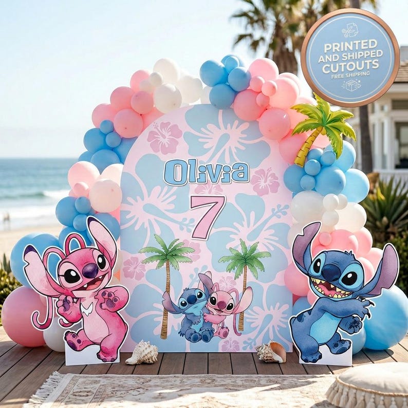 以下が含まれることがあります： ライトブルーとピンクの花柄のデザインの誕生日パーティーの背景。名前「オリビア」と数字「7」が描かれています。背景はピンク、白、青の風船で飾られ、漫画のキャラクターの切り抜きが含まれています。