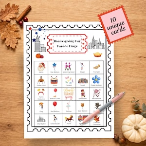 Peut inclure: Une feuille de jeu de bingo pour le défilé de Thanksgiving avec une bordure festonnée noire, présentant une grille de vingt-cinq cases contenant des illustrations colorées d'éléments de défilé comme le Père Noël, des ballons et des chars.