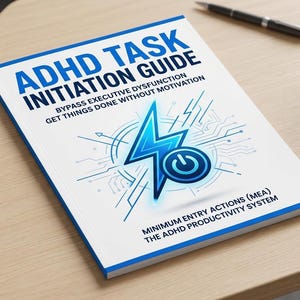 Può includere: Un libro intitolato "ADHD Task Initiation Guide" con testo blu e bianco. La copertina presenta un fulmine blu con un simbolo di pulsante di accensione. Il libro è su una superficie di legno chiaro con una penna e una piccola pianta.