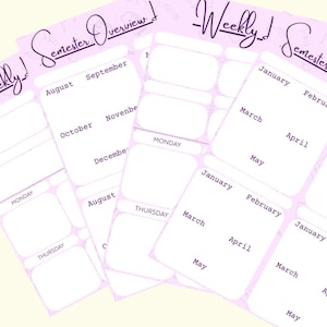 以下が含まれることがあります： 「Semester Overview」と「Weekly」の手書きフォントで書かれた、薄紫と白のプランナーシートの束。シートには月と曜日のボックスがあり、スケジュールを整理するのに最適です。