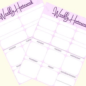 以下が含まれることがあります： 薄紫色の宿題用ウィークリープランナーシート2枚。各シートには、筆記体で「Weekly Homework」と書かれたヘッダーがあります。シートは週の各曜日にセクション分けされており、書き込み用の空白スペースがあります。