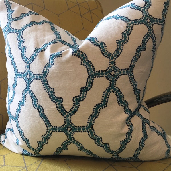 Housse de coussin en treillis géométrique bleu turquoise et ivoire / Tissu dentelle de créateur / Coussins décoratifs faits main / En stock